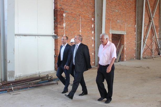 осмотр строящегося спорткомплекса